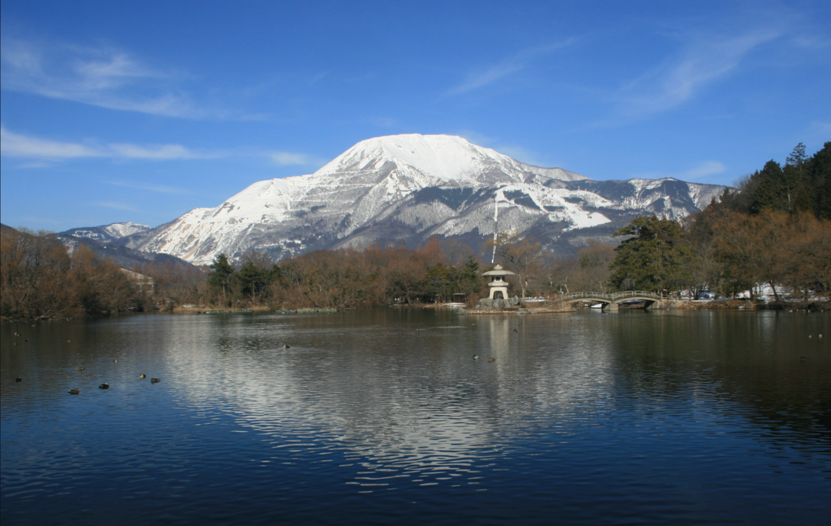 雪化粧をした伊吹山と手前の三島池の冬景色