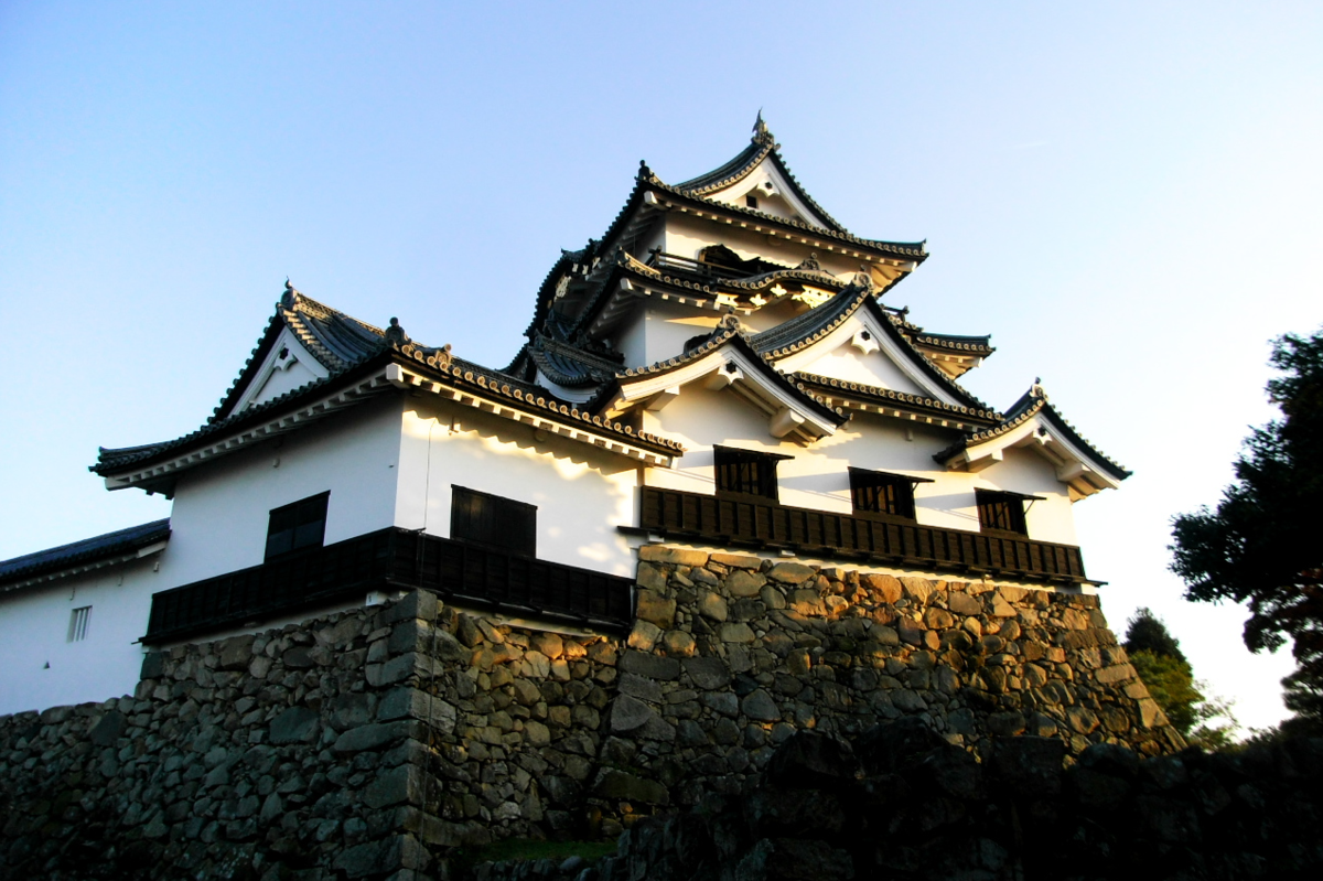 青空を背景にそびえる国宝・彦根城の天守