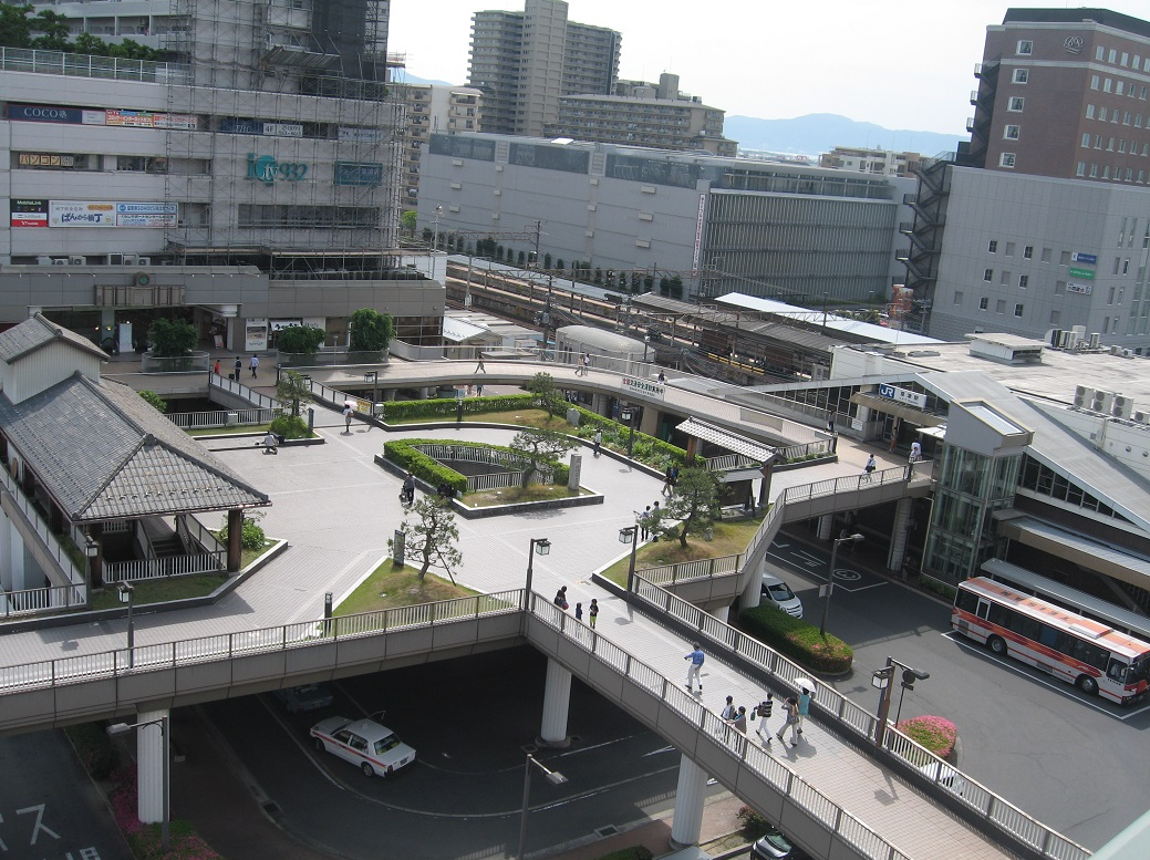 高層ビルと商業施設が立ち並ぶ草津駅東口の駅前風景