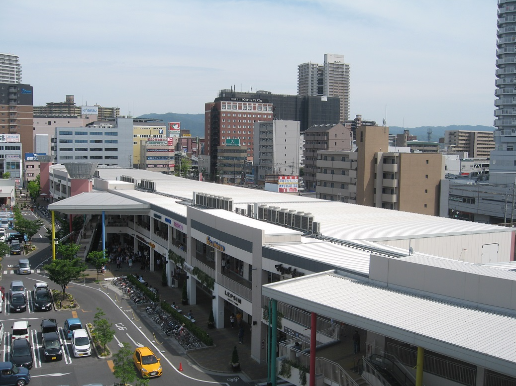草津駅前の商業施設と行き交う人々。街の活気と騒音の源が共存している様子。