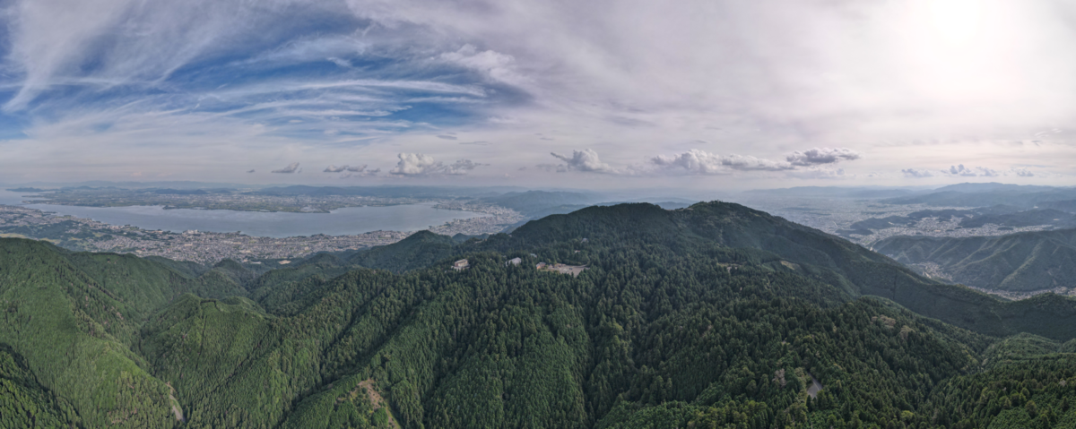 北東から見た比叡山の空撮パノラマ。この山の存在が、大津の地形と文化、そして災害リスクを特徴づけている。