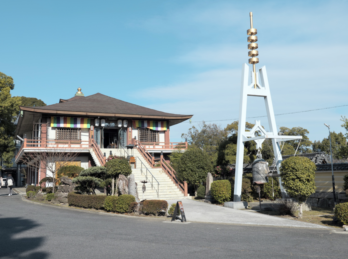 大津市の三井寺(園城寺)。歴史的建造物の多くが、高低差のある地形を巧みに利用して建てられている。