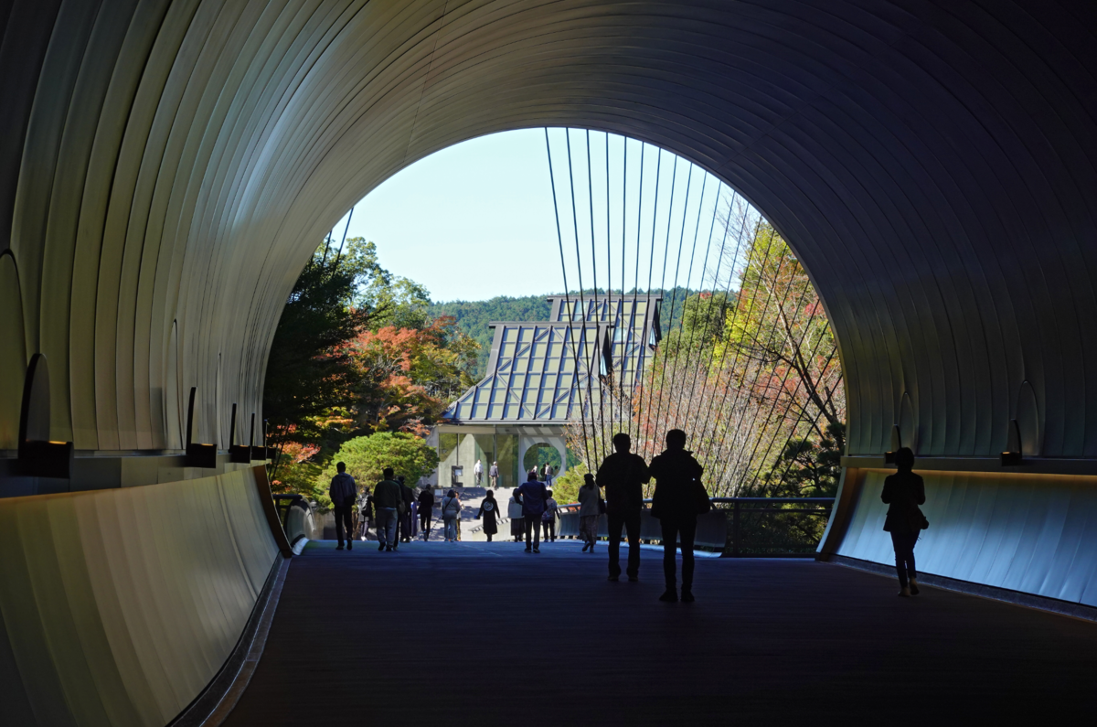 滋賀県にあるMIHO MUSEUM。トンネルの先の風景を額縁のように切り取り、劇的な空間を演出している。