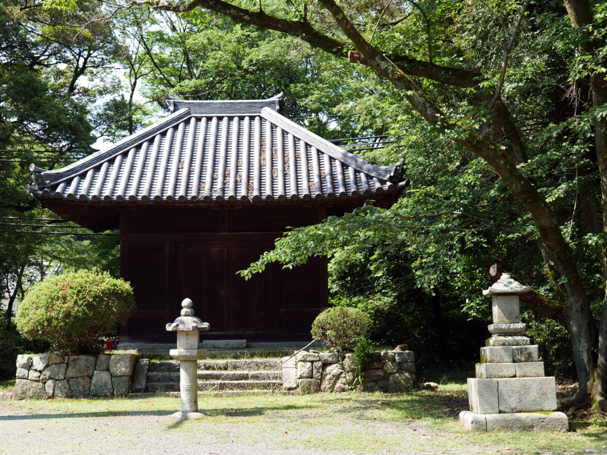 大津市の三井寺(園城寺)の建築物。周囲の自然を巧みに取り込む「借景」の知恵が見られる。