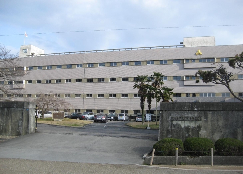 彦根城の内堀の内側に建つ、滋賀県立彦根東高等学校の校舎。