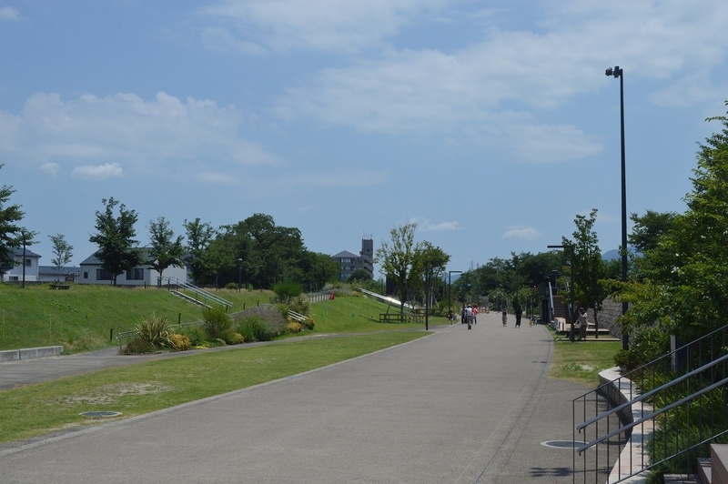 都市の新たなシンボルとなった草津川跡地公園。商業と憩いの場が融合し、人の流れを変える拠点となっている。