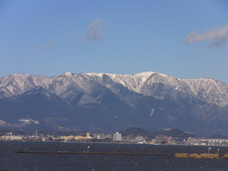 雪化粧をした比良山系の山並み