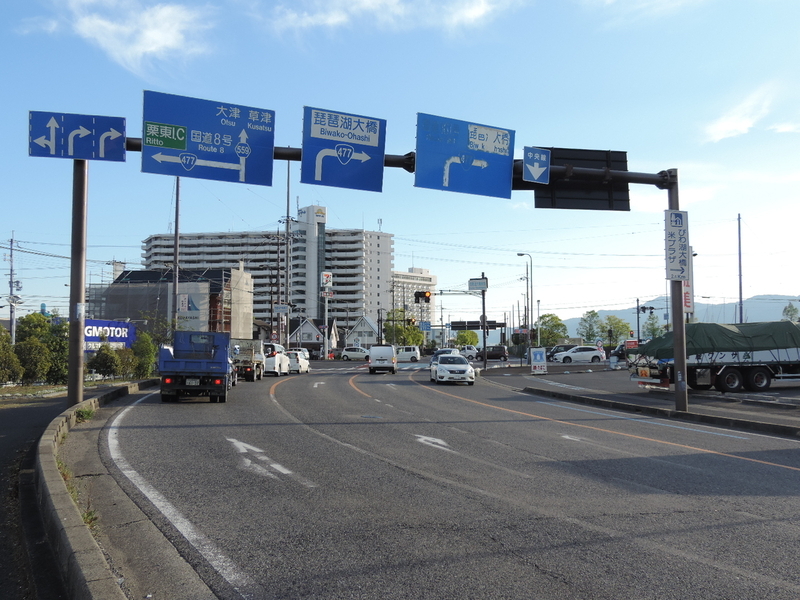 守山市今浜町周辺の県道風景。整備された道路と自然が調和している。