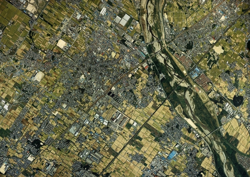 1987年の守山市中心部の航空写真。平坦な地形が確認できる。