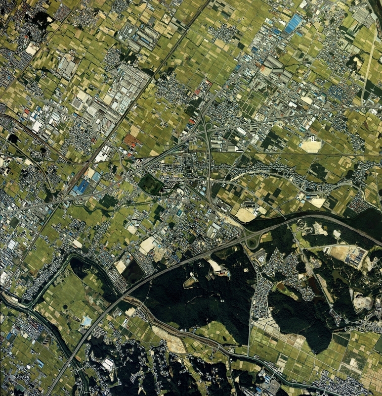 1987年当時の栗東市中心部の様子。平野部と丘陵地の地形的な特徴が見て取れる