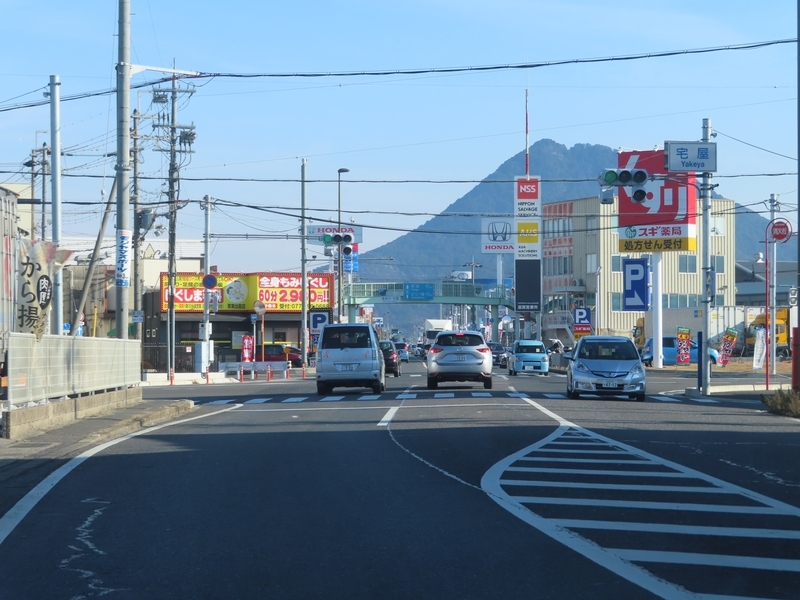栗東市内の国道8号（宅屋交差点付近）の道路状況。