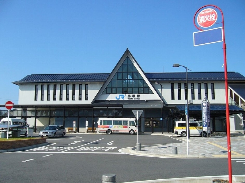 手原駅周辺の風景。新幹線の高架が街を横断している。